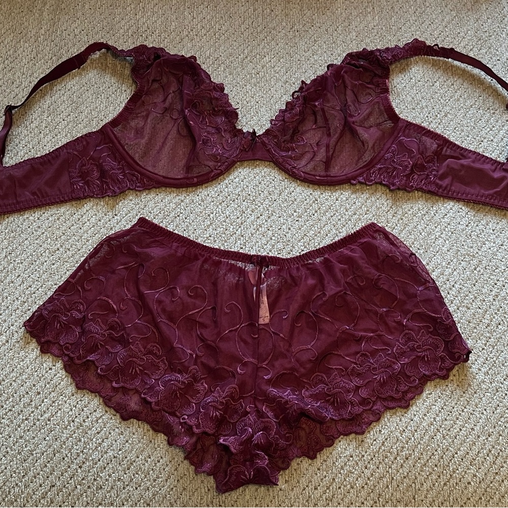 Small maroon set